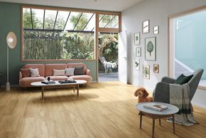 Helles Wohnzimmer mit Zugang zum Wintergarten